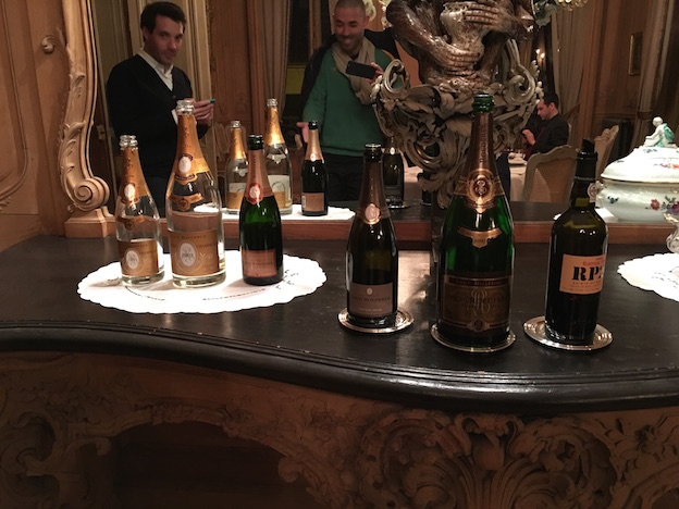 Dîner au champagne chez Louis Roederer :  - cristal roederer brut 1993  - cristal roederer brut 2002 magnum  - roederer rosé vintage 1995  - roederer brut vintage 2008  - roederer brut vintage 1980 magnum  - porto Ramos Pinot 20ans en digestif 