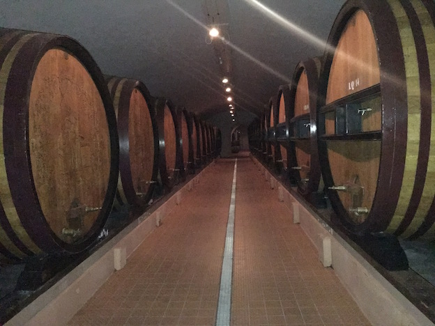 150 foudres en chêne renferment les vins de réserve de 2 à 8ans et les futures liqueurs d'expédition sur la base de Cristal mais de 10 à 12 ans