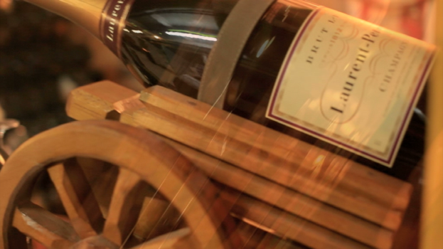 Mathusalem de champagne Laurent-Perrier sur un charriot en bois pour servir plus facilement