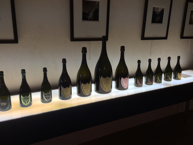 Salle de réception Dom-Perignon avec toutes les tailles de bouteilles