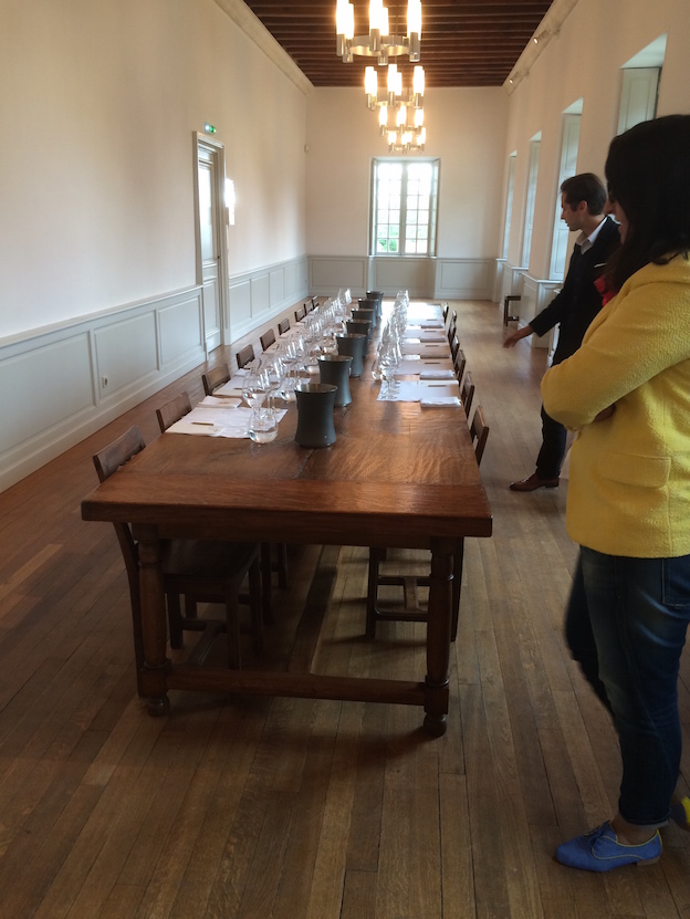 Table de dégustation au milieu de l'ancienne Bibliothèque de Dom-Pérignon