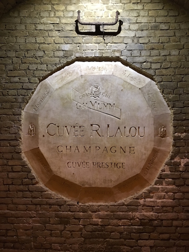 blason du champagne Mumm René Lalou avec 12 faces qui représentent les 12 parcelles dont est issu cette cuvée